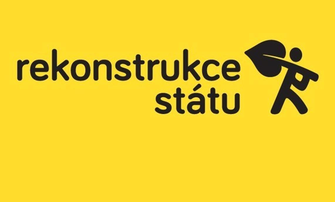 Logo protikorupčního spolku Rekonstrukce státu. Vlevo je černý nápis Rekonstrukce státu na žlutém pozadí a vpravo černý panáček, který nese lopatu či zjednodušený paragraf. 